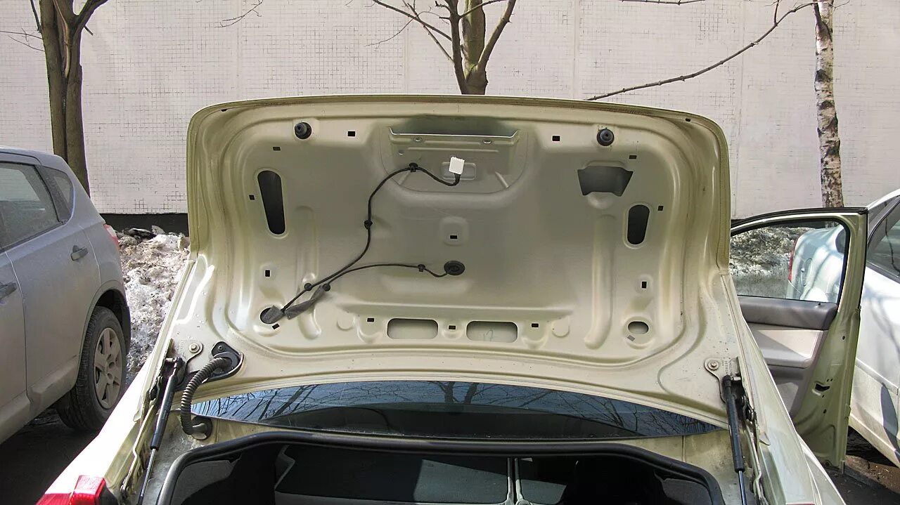 Как починить багажник. Открывание багажника volvo s40. крышка багажника вольво s40. вольво 320 крышка багажника. volvo s80 механизм багажника.
