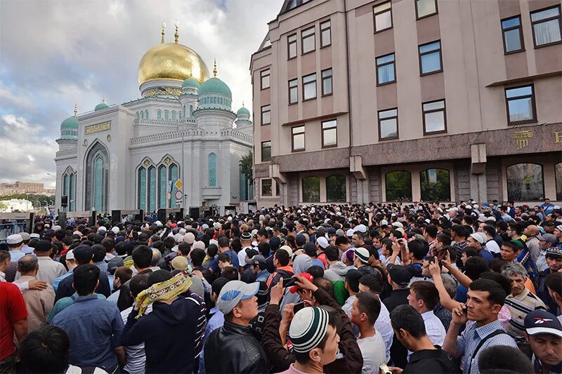 Праздничный намаз ураза байрам в москве. Московская Соборная мечеть Москва. Московская Соборная мечеть Рамадан.