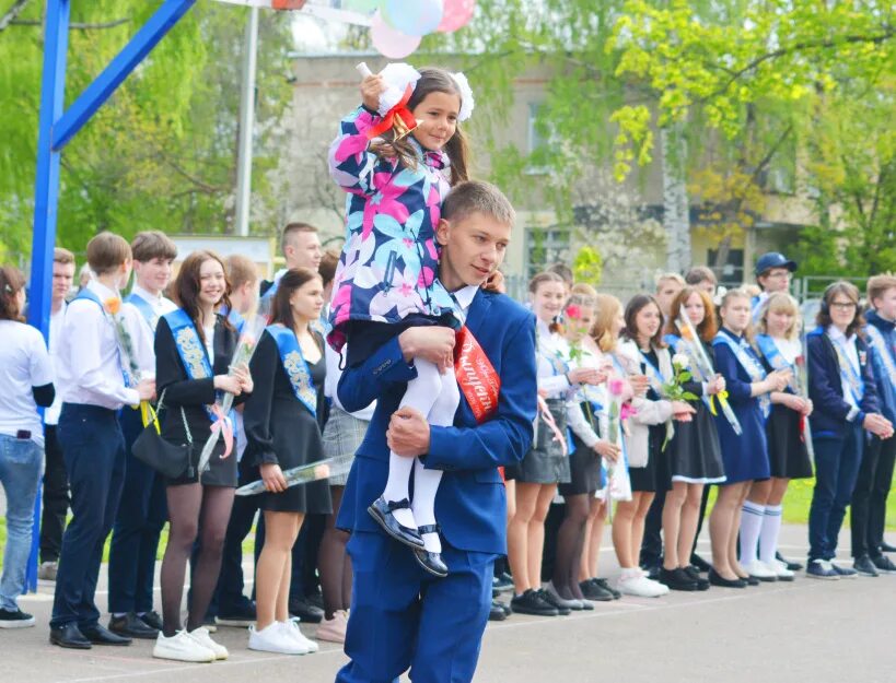 День родной школы поздравления. Сегодня для школьников вольска прозвенит последний звонок. Школа 2 станица динская. Выпускной девятиклассников. Последний звонок еманжелинск.