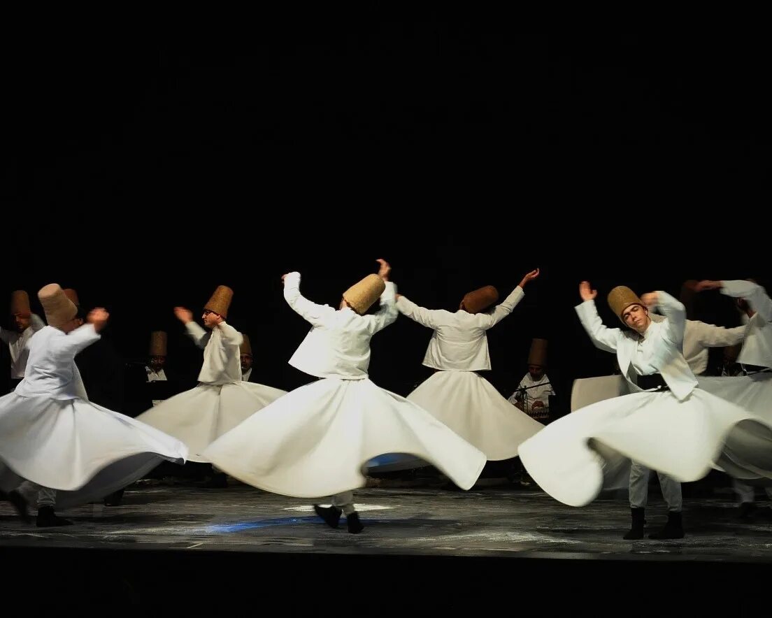 Мусульманский танец. Танец суфиев дервишей. Турция танец дервишей. Танцы дервишей Суфийские кружения. Дервиши в Турции.