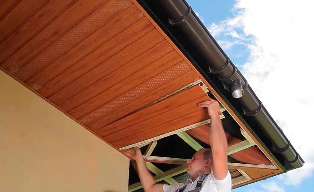 Подшивка карниза профлистом с10. Монтаж софитов. Подшива карнизного свеса. Монтаж софитов крыши. Обшивка карниза крыши софитами.