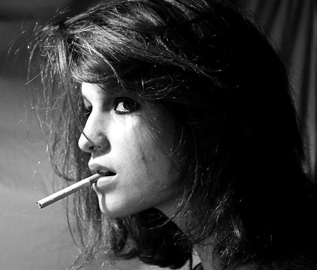 Маленькие курящие девочки. Little smoking girl. Девочка цыганка курит. Молодые девочки курят. Девочки курят.