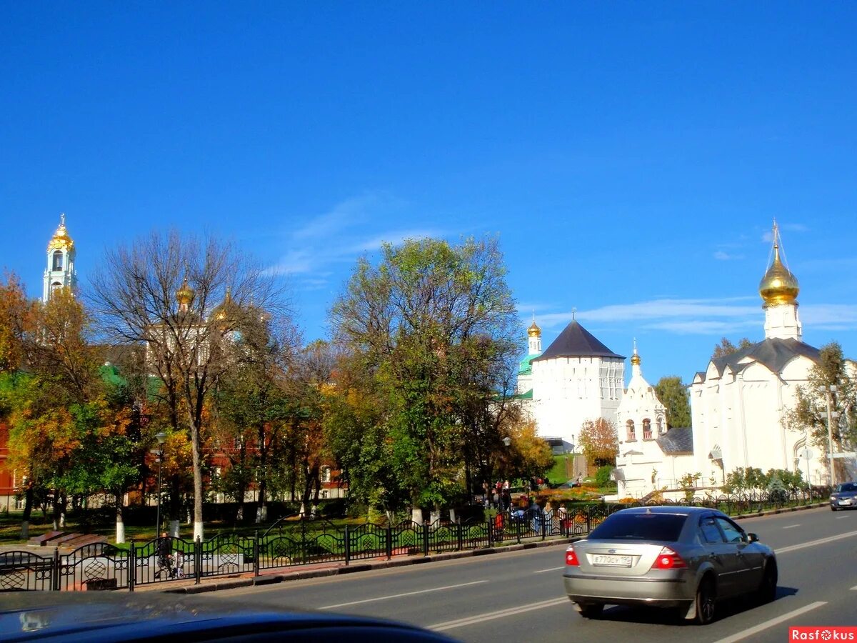 Октябрьская улица сергиев посад. Сергиев посад центральная ул фото. Сергиев посад центральная ул фото. Сергиев посад улочки. Сергиев посад центральная улица.
