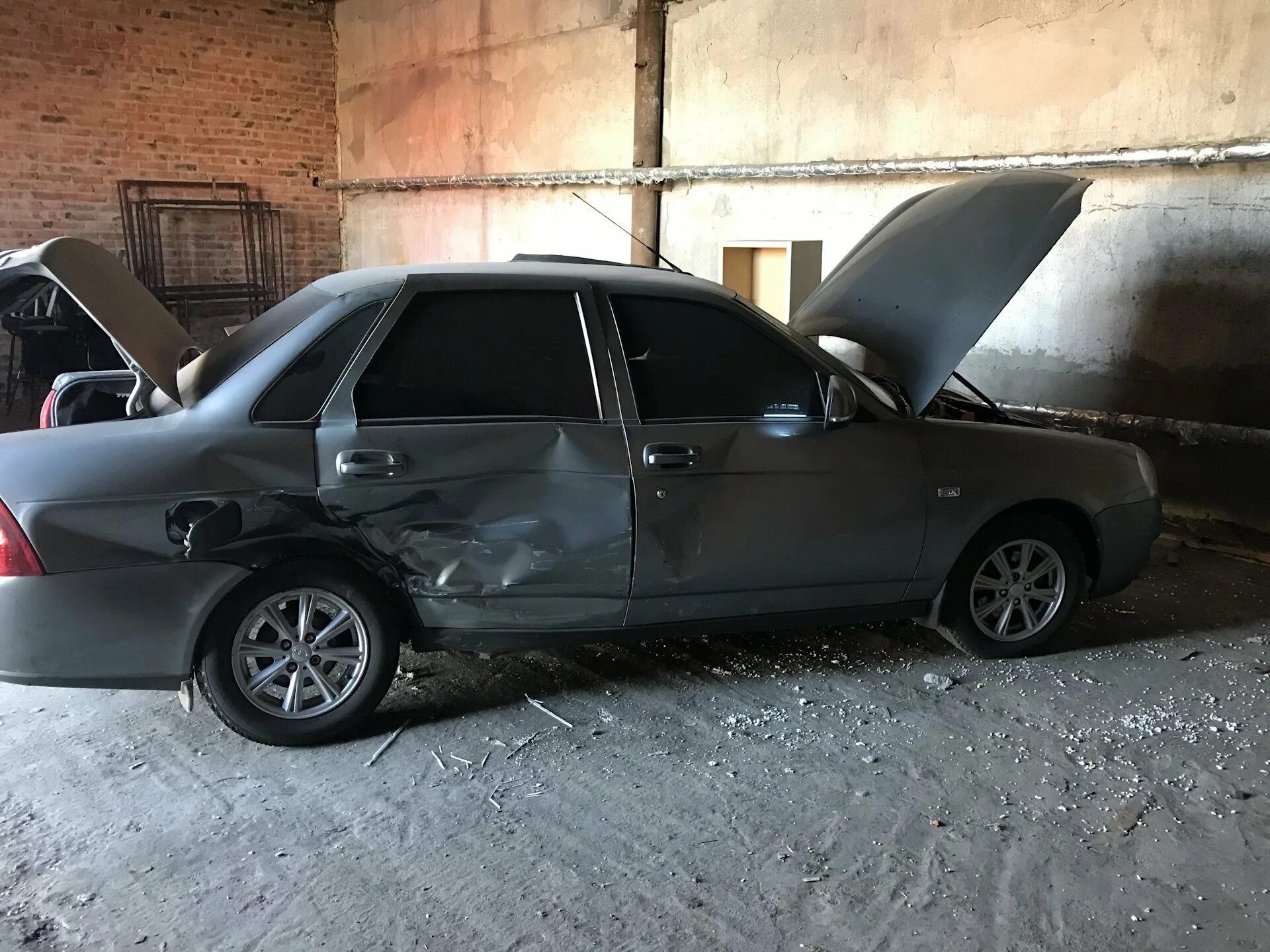 Бит приора. Разбитая приора кварц седан. кварц 630 приора битая. битая приора кварц. черная приора 2 седан тонированная битая.