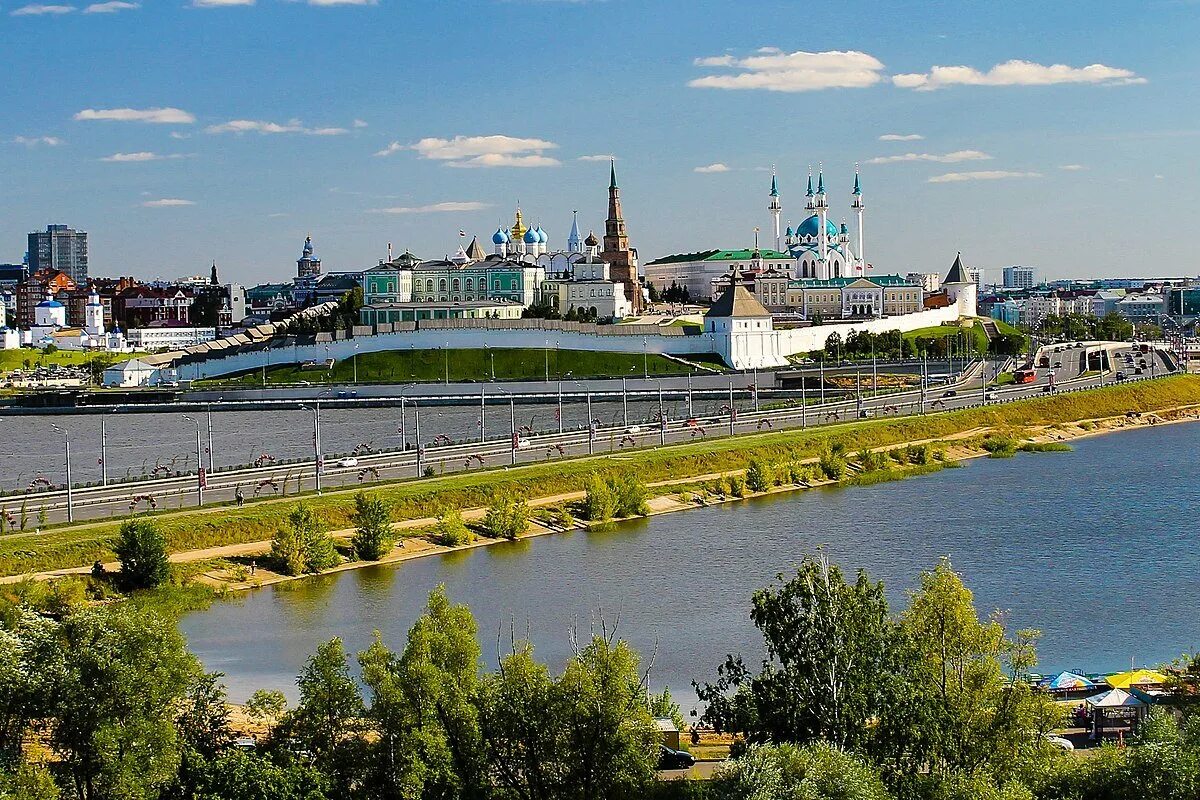 Река Волга в Казани. Набережная реки Казанка в Казани. Панорама города Казань Kazan. Кремлевская дамба Казань. Казань расположена на реке