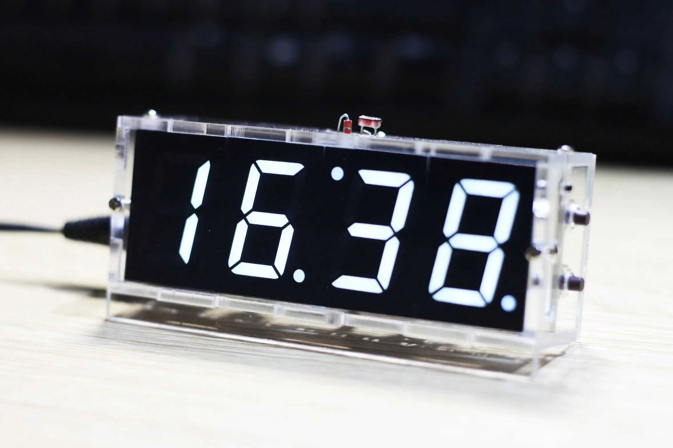 Как выглядят электронные часы Digital Wall Clock JVD DH1.3 en Jasněna Vláhová Design (JVD)