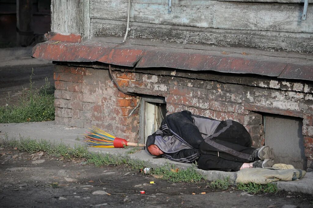 Р г бедный. Самый бедный город в россии. Р г бедный. Демьян бедный обложки книг. Нищета в россии.