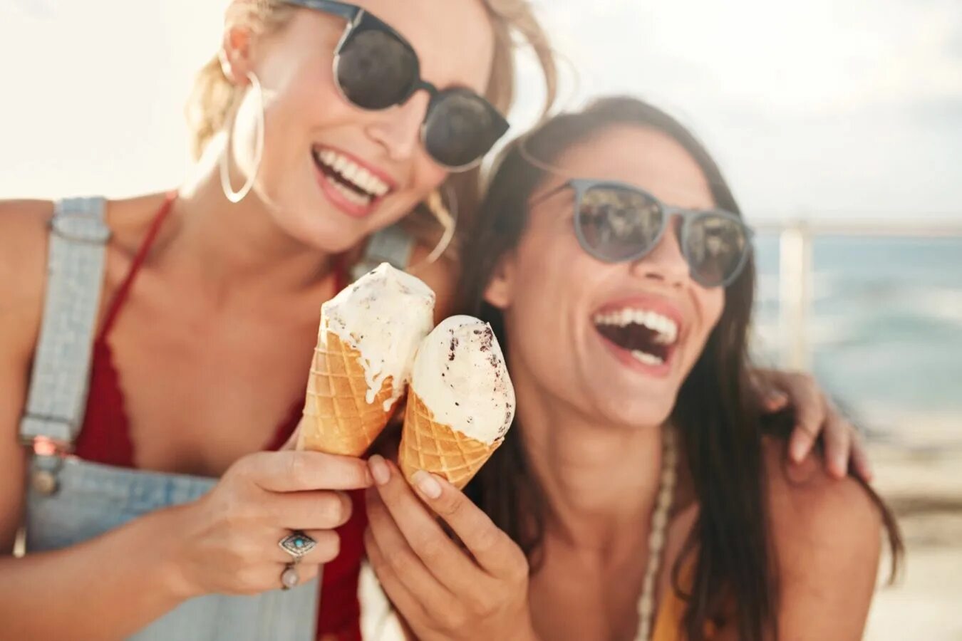 Ice cream friend. Друзья едят мороженое. Мороженое в жару. Мороженое в руке. Ice cream friend.