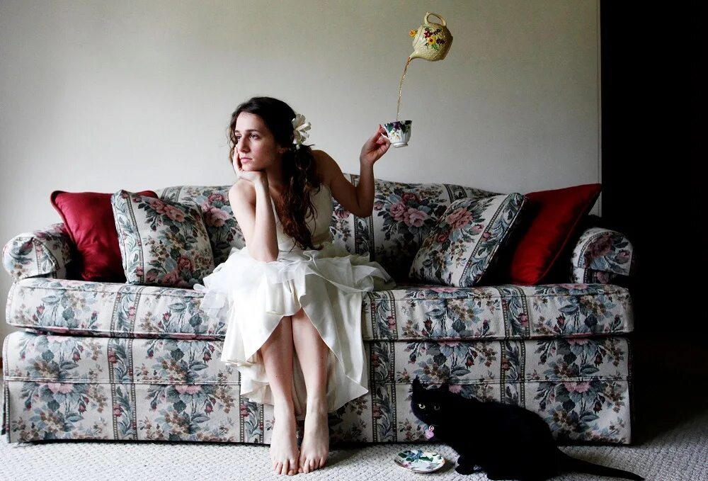 улыбка женщины. женщины о которых мечтает каждый. девушка улыбается в зеркало. женщина мечтает. счастливая девушка.