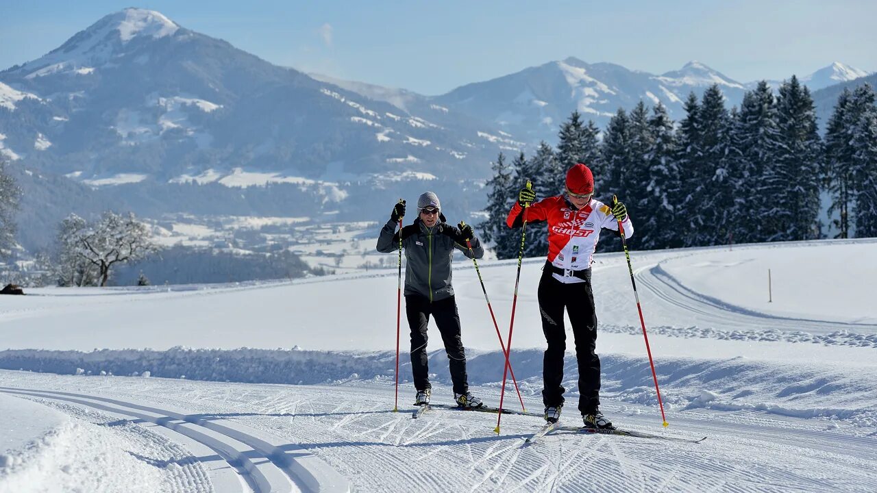 Бег на лыжах. Термобелье для лыжников. Cross Country Skiing. Лыжные гонки красивое фото. Skiing track