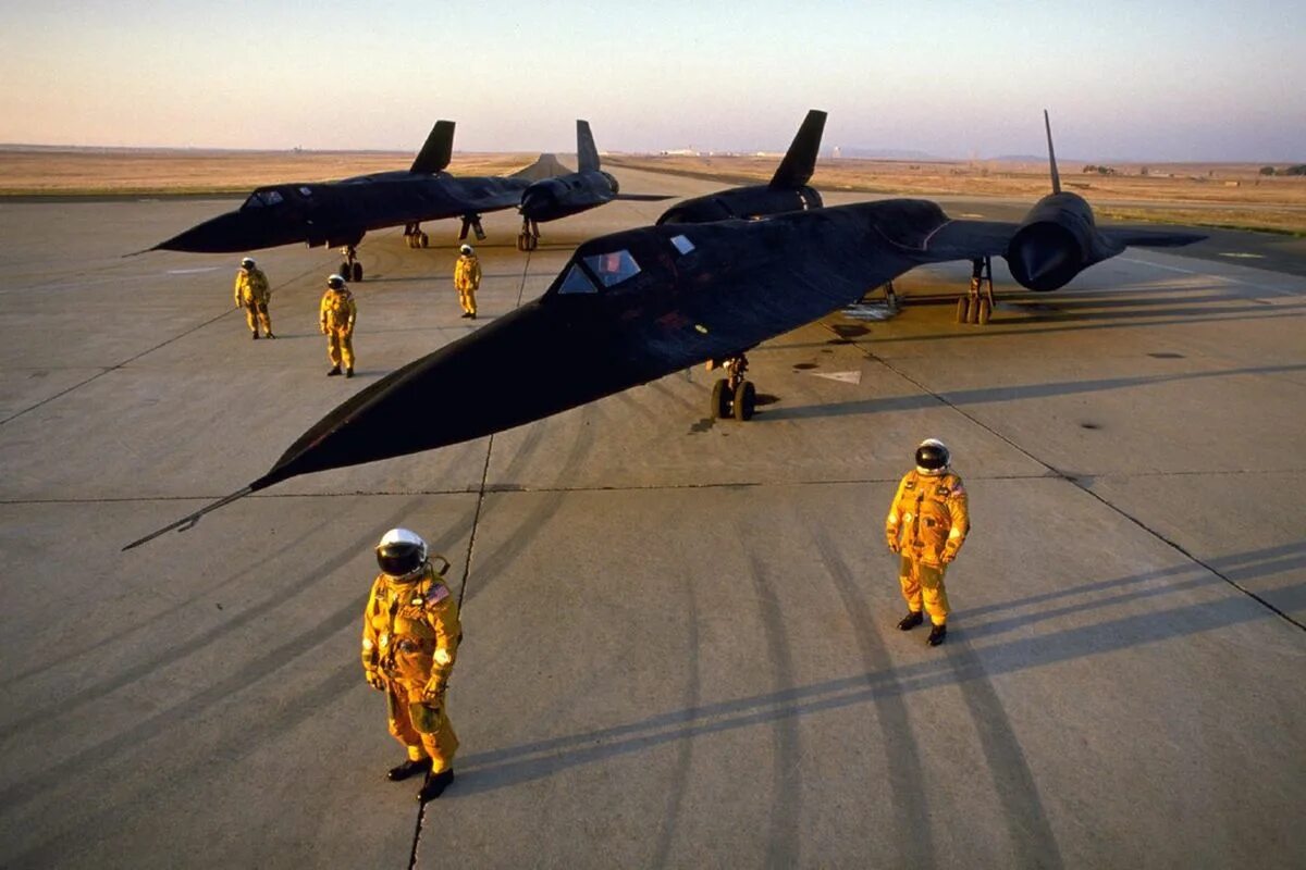 The sr. Самолет SR-71 Blackbird. SR-71 черный Дрозд. Локхид SR-71. Самолёт Локхид SR-71.