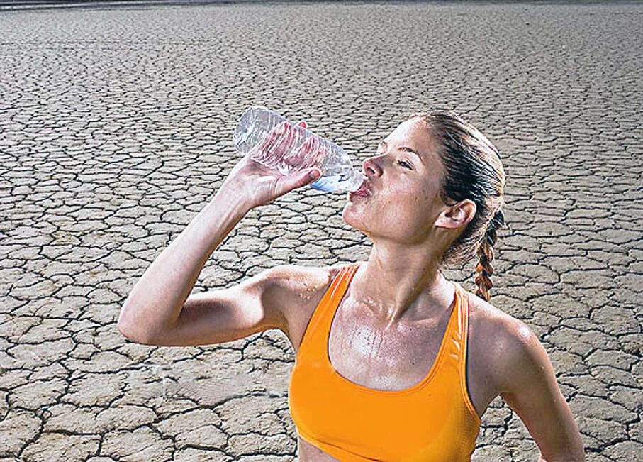 Жажда. Жажда воды. Человек пьет воду. Жара жажда.