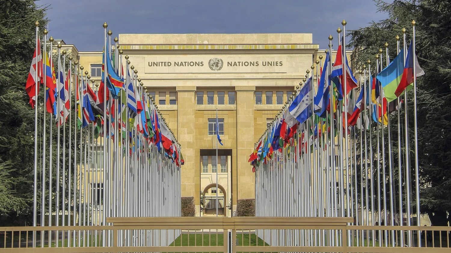 Швейцарская штаб квартира оон. Дворец наций в Женеве. Отделение ООН В Женеве. Штаб ООН В Женеве. Штаб квартира ООН В Женеве.