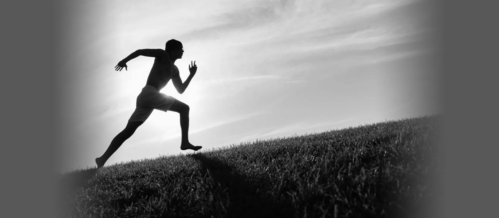 Performance running. Скорость человека. мужчина в горах. человек бежит фото чб. running goals.