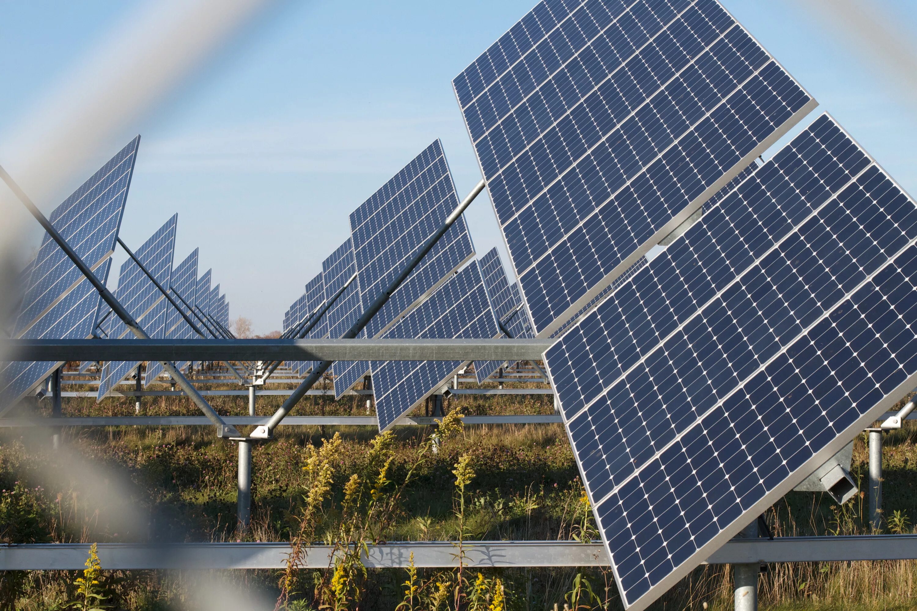 Солнечные батареи фото. Гелиоэнергетика энергия солнца. Солнечная электростанция 500 МВТ. Солнечные панели Ахметова. Небоскреб с солнечными батареями.