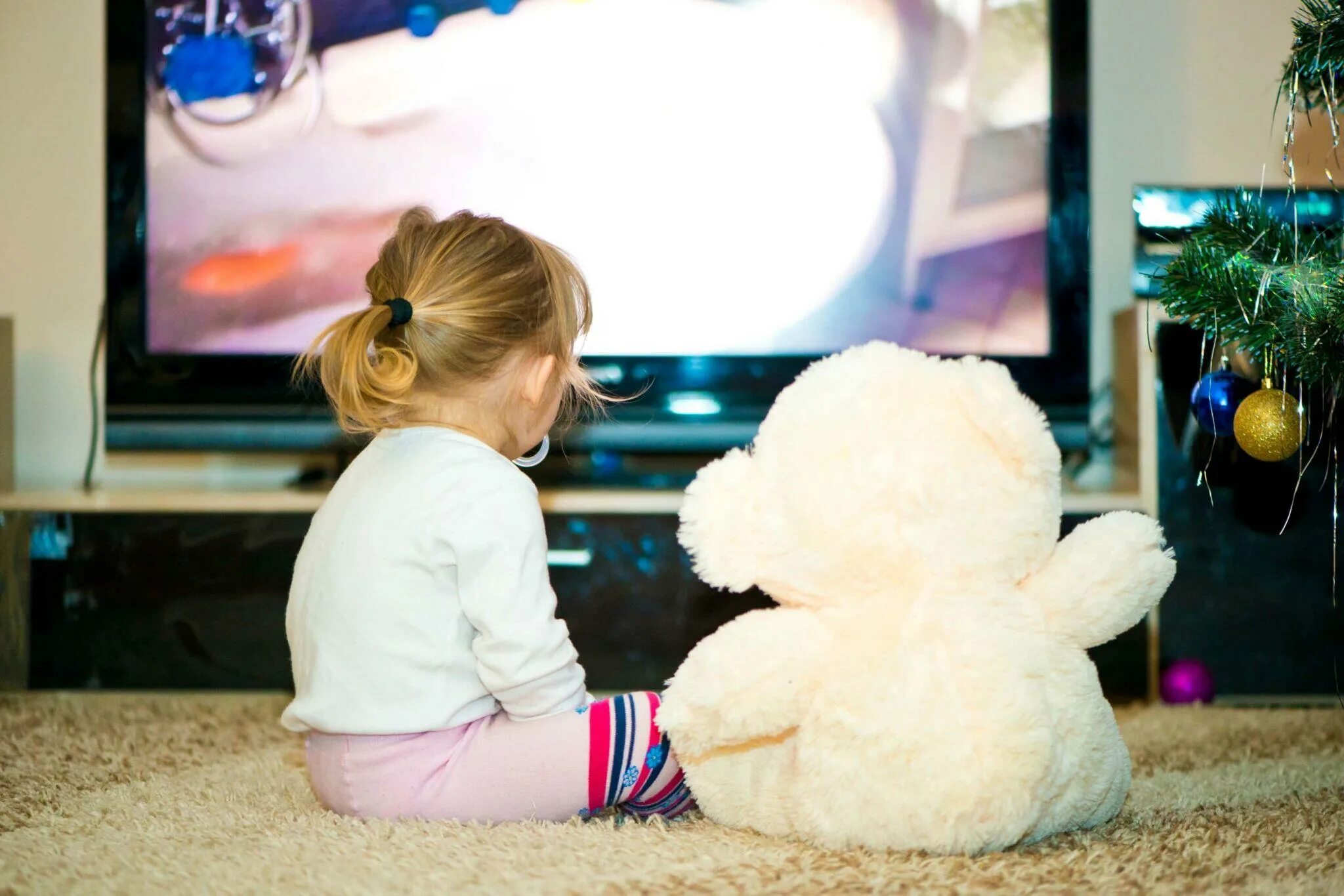 Ребенок без телевизора. Телевизор для детей. Малыш и телевизор. Телевизор маленький для детей.