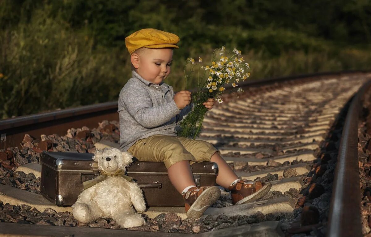 Мальчик железная дорога. Железная дорога для детей. Фотосессия на рельсах. Фотосессия на железной дороге. Фотосессия детей и железной дороге.