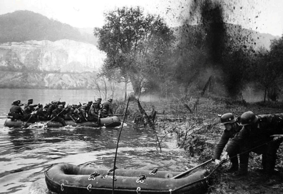 Немцы форсируют реку. Немцы форсируют реку. Форсирование реки неман. Переправа немцев через западный буг. Переправа немцев через реку буг 1941.