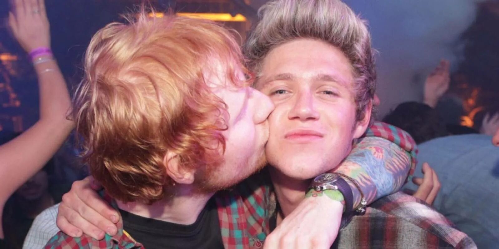 Kis me текст. Эд ширан и найл хоран. Kisses ed sheeran. One direction and ed sheeran. Эд ширан селфи.