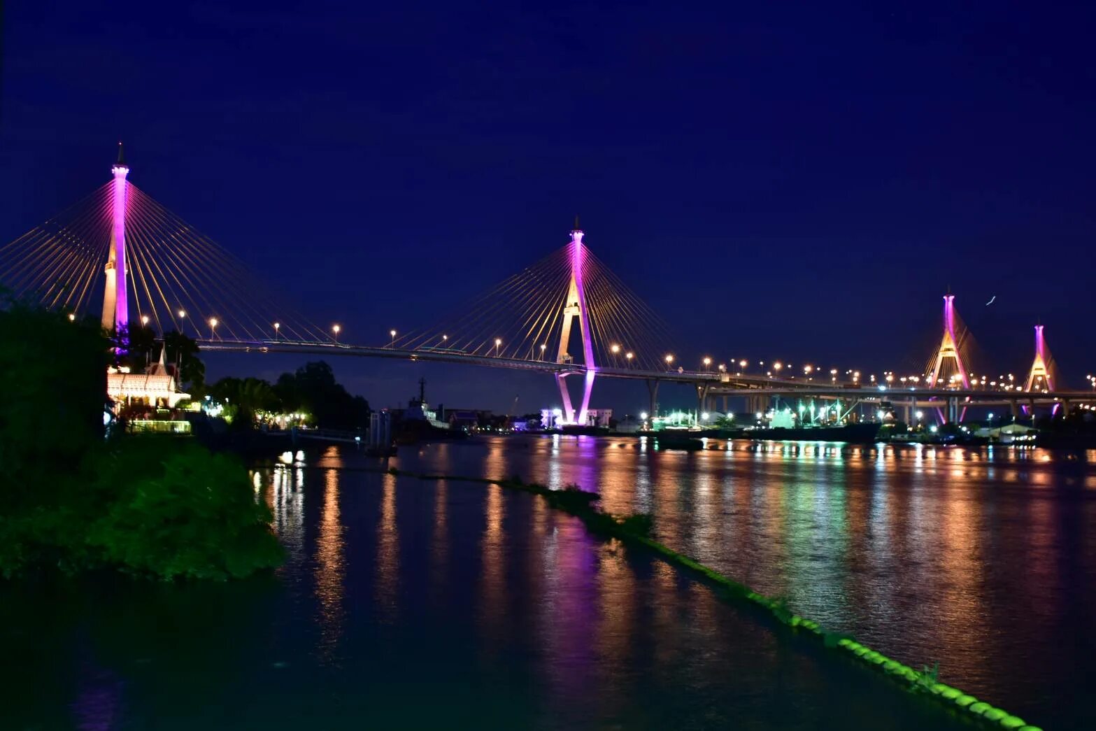 Красивая подсветка мостов. Екб ночь мост. Мост ночью. Подсветка моста. Светящиеся мосты.