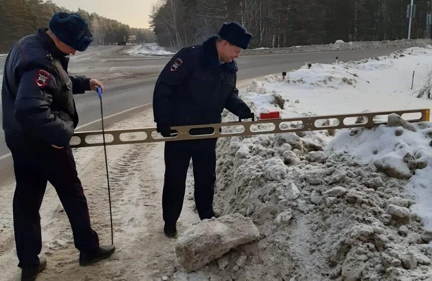 Плохое содержание дорог. Дороги в Зауральском. Осмотр автомобильных дорог. Следить за состоянием дорог. Работники дороги в Кургана.