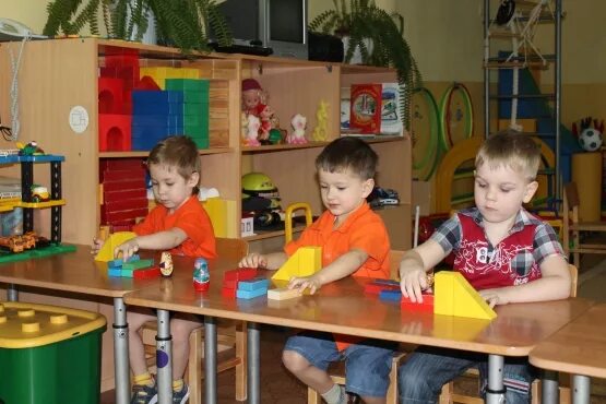 Схемы для конструирования. Кровать из кубиков конструирование. Конструирование по схеме. Конструирование для малышей. Конструирование из строительного материала в младшей группе.