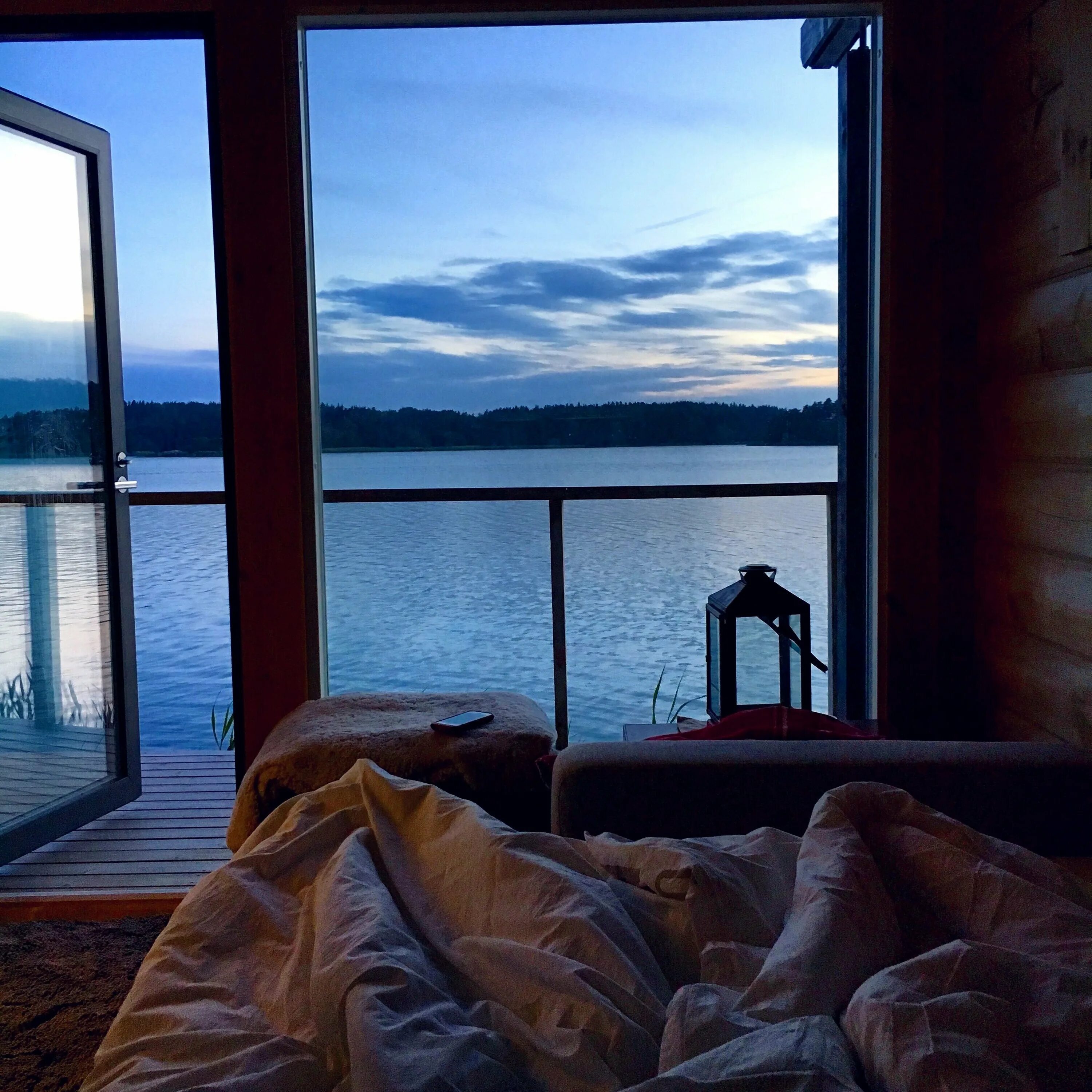 Красивый вид из окна. Рассвет в окне. Вид из окна закат. Уютная комната. Красивый вид из окна на город.