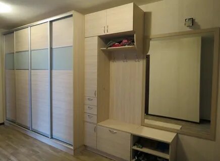 Шкаф в прихожую в дом