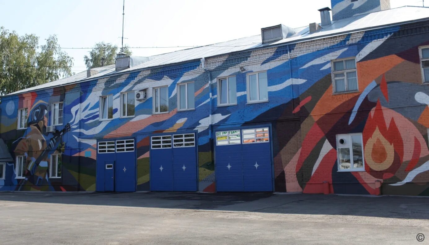 Эвакуация из горящего здания. Пожарный на фасаде. Пожар вентилируемый фасад. Пожарная часть баннер. Баннер на фасаде пожарной части.