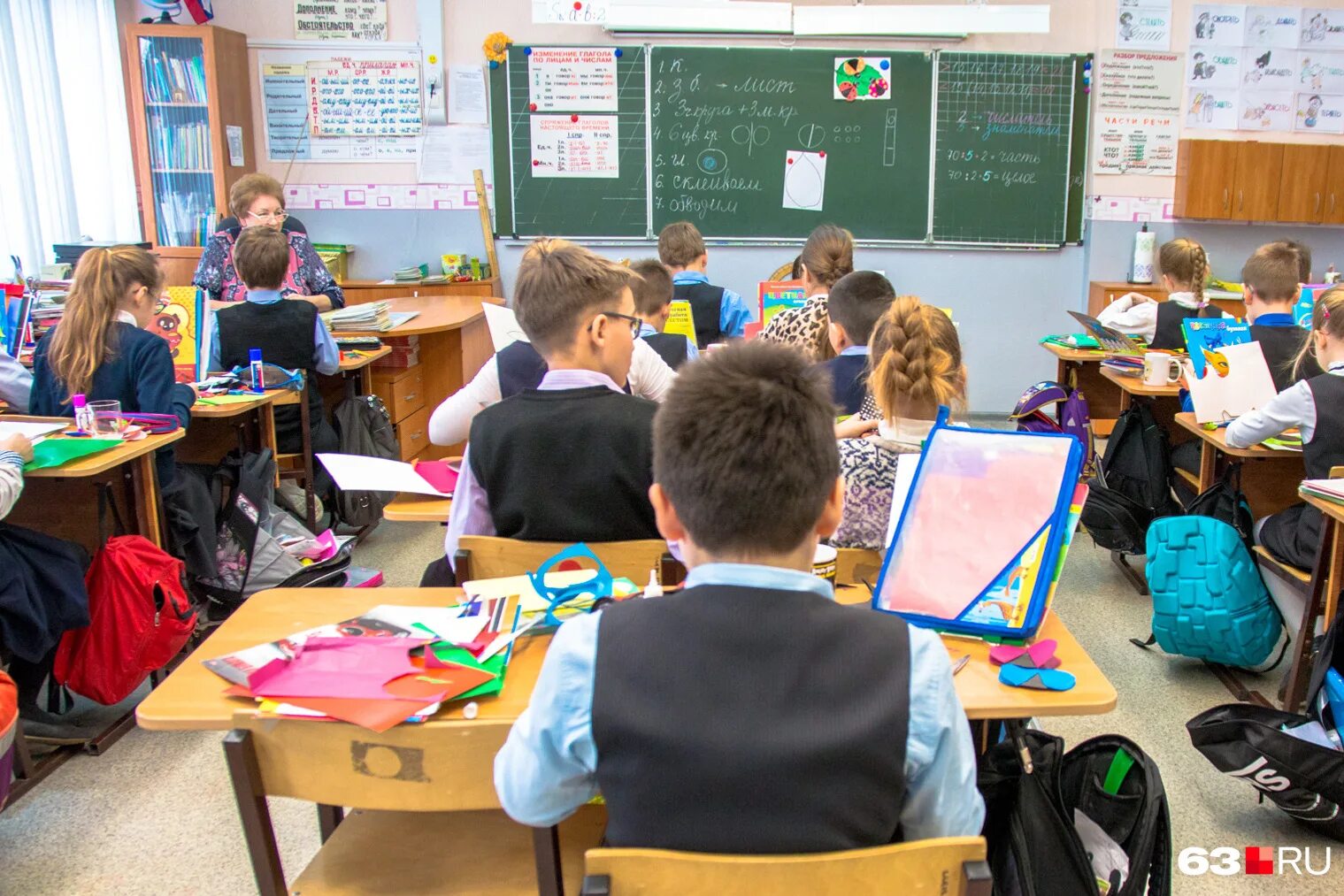 Школа первоклассника. Школы без первого класса. Первый урок в школе. Младшие школьники. Фотосессия первоклассника.