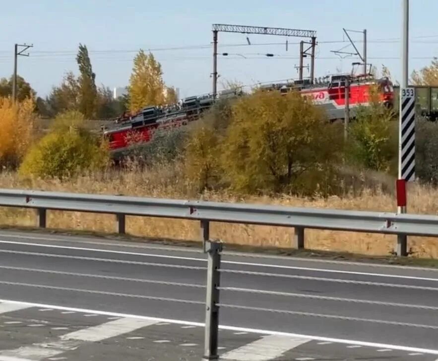 Поезда пошли. Сход грузового поезда в Батайске. Поезда в Ростовской области столкнулись. Батайск железная дорога.