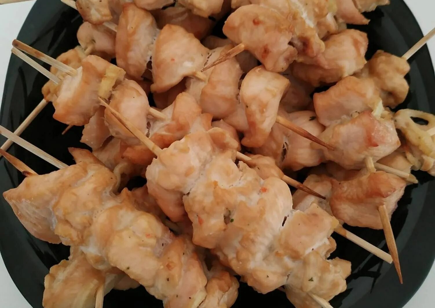 Шашлык в духовке в уксусе. Шашлык куриный с уксусом. куриные шашлычки с ананасами в духовке. шашлык из куриной грудки. шашлык из курицы с уксусом.