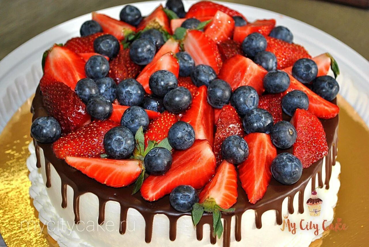 Торт с клубникой и голубикой. Торт с ягодами. Украшение торта клубникой и шоколадом. Украшение торта ягодами. Украшение торта клубникой и голубикой.