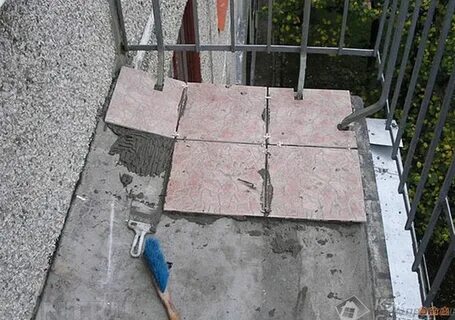 На балконе залитом солнцем справа стояли