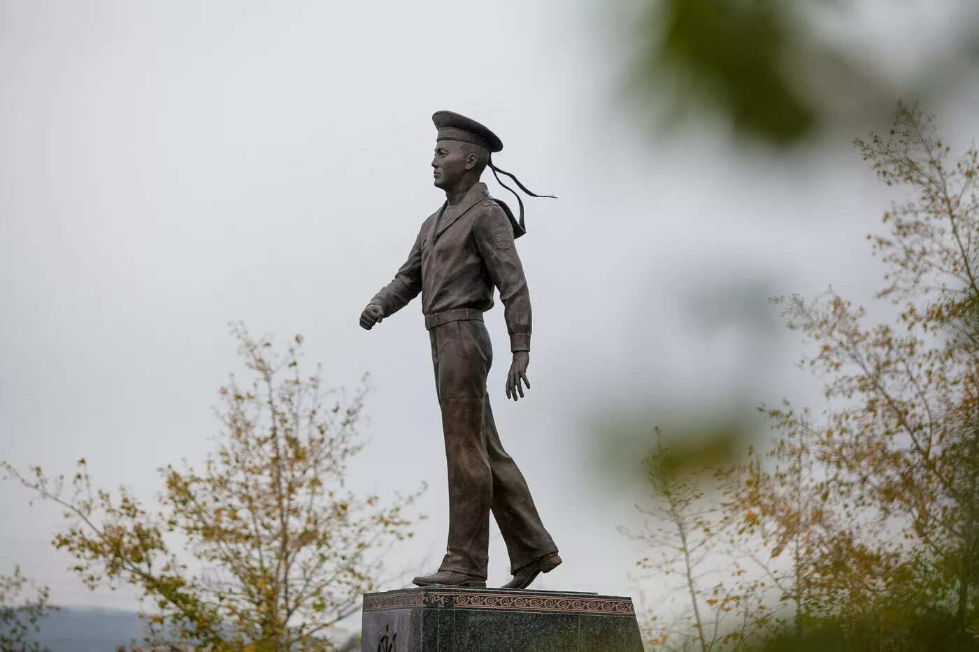 Мальчик из бурятии в синей птице. Скульптор даши намдаков. Мальчик и птица улан удэ. Улан удэ буддизм. Скульптура ученик.