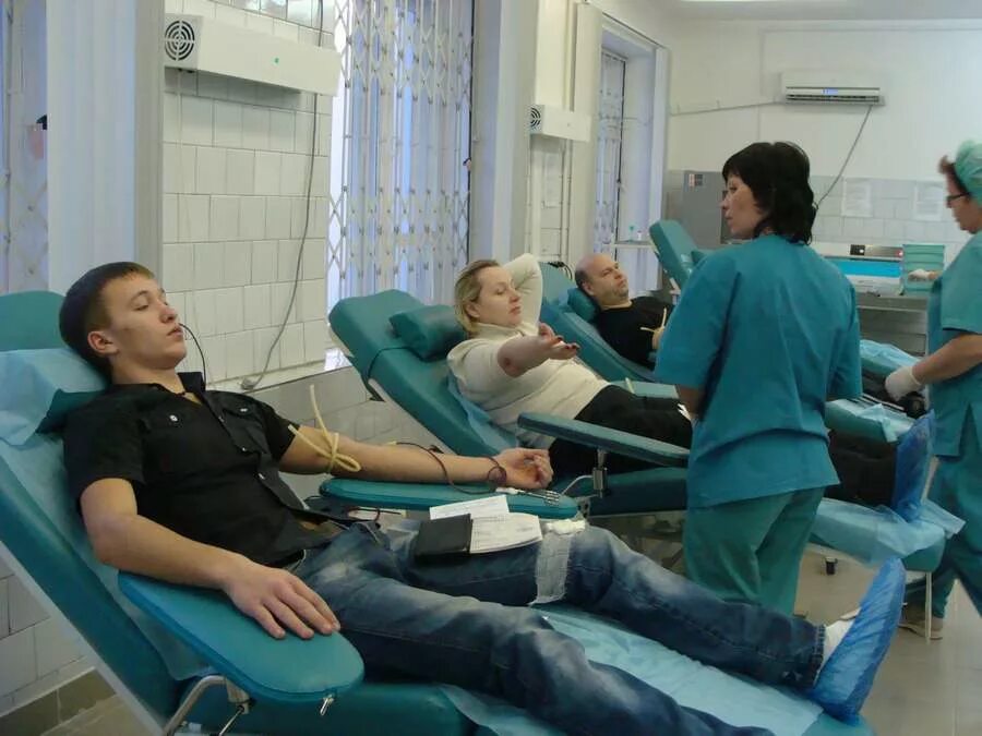 Переливание крови спасло жизнь. Тюменская станция переливания крови. Центр переливания крови Тобольск. Процедура переливания крови. Североморская Центральная больница отделение переливания крови.