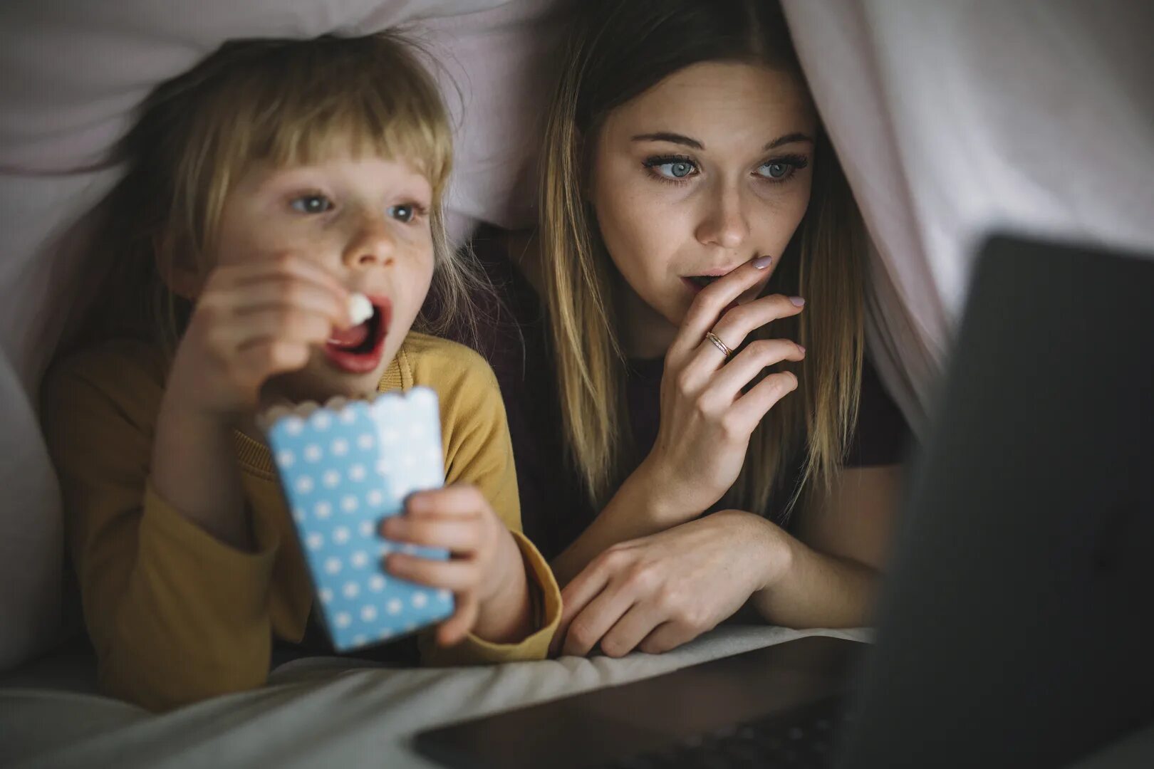 Brother watching sister. Девушка с попкорном.