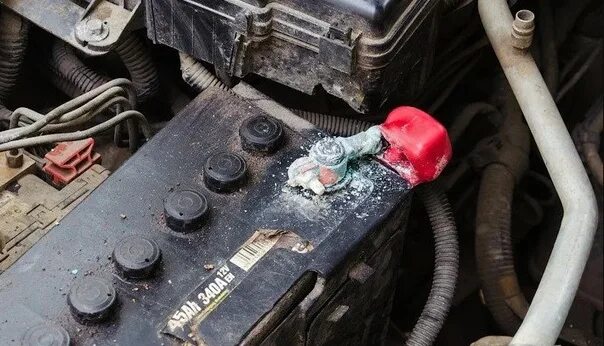 Окисляется аккумулятор причина. Окислившиеся клеммы аккумулятора. окислы на клеммах аккумулятора. окисление клемм акб. окисление клемм аккумулятора.