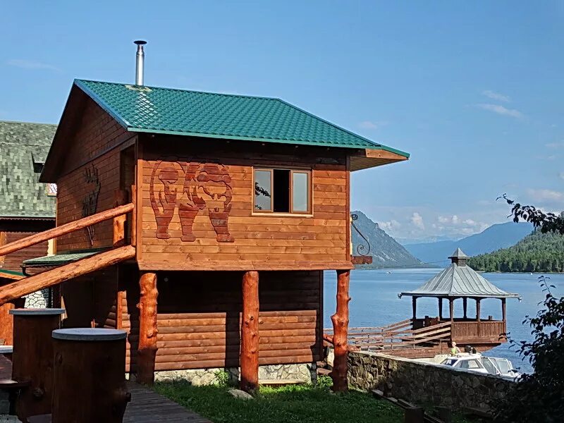 дярык гостевой дом на телецком озере. артыбаш телецкое озеро домики. иогач алтай базы отдыха. усадьба золотая бухта телецкое озеро. снять дом на телецком озере.