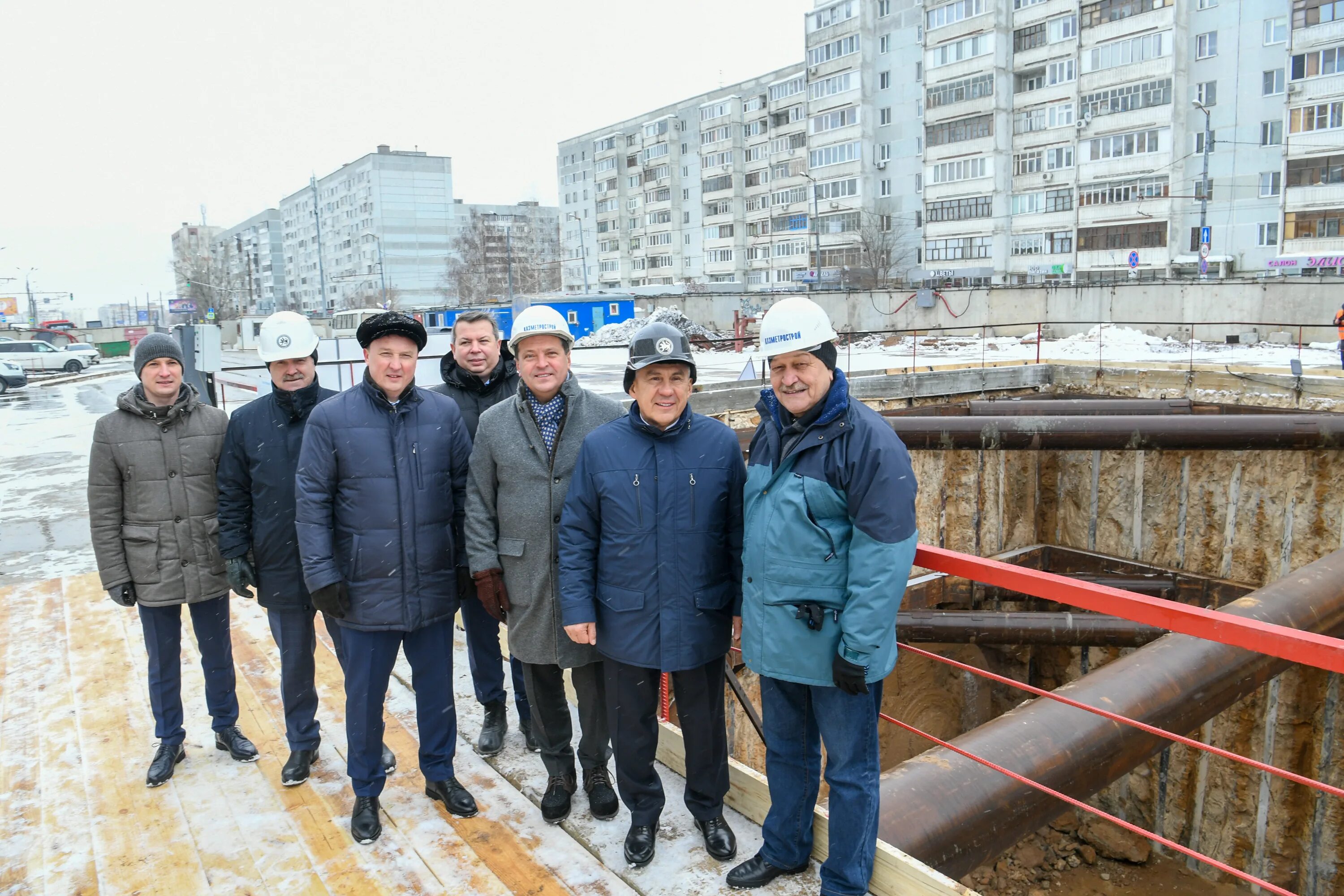 Новый поезд казанского метрополитена. Казань люди фото. 183 школа казань. Долгострой на достоевского 57 казань. Школа метшина казань.