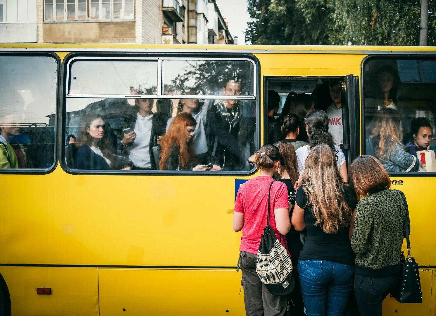 Пассажиры троллейбуса. Ярославль плохой. Автобус переполненный людьми. Переполненная маршрутка. Женщина водитель мострансавто.