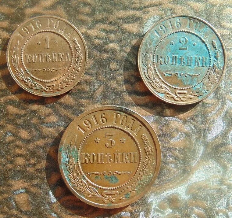 Коррозия меди. Водопроводные трубы металлические. Очищенные медные монеты. Латунь ржавеет. Ржавеет ли латунь.