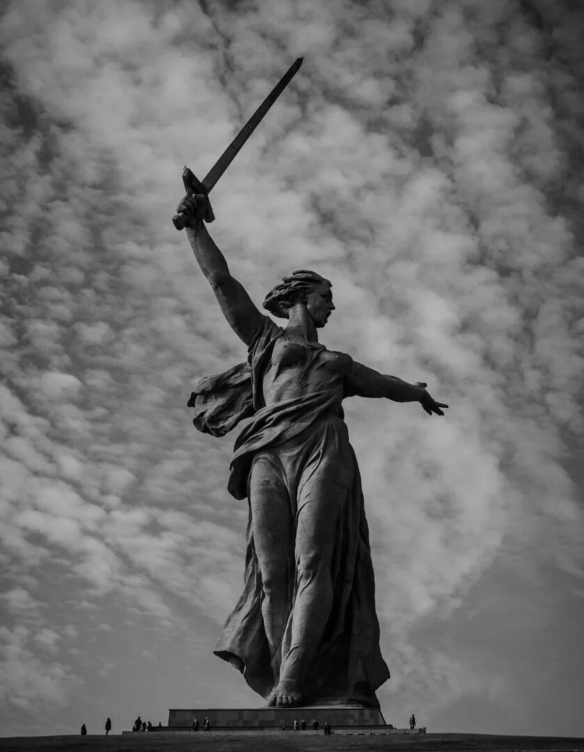 Волгоград чб. Мамаев курган волгоград чернобел. Мамаев курган сталинградская битва. Волгоград черно белые фото. Сталинградская битва мамаев курган черно белая.