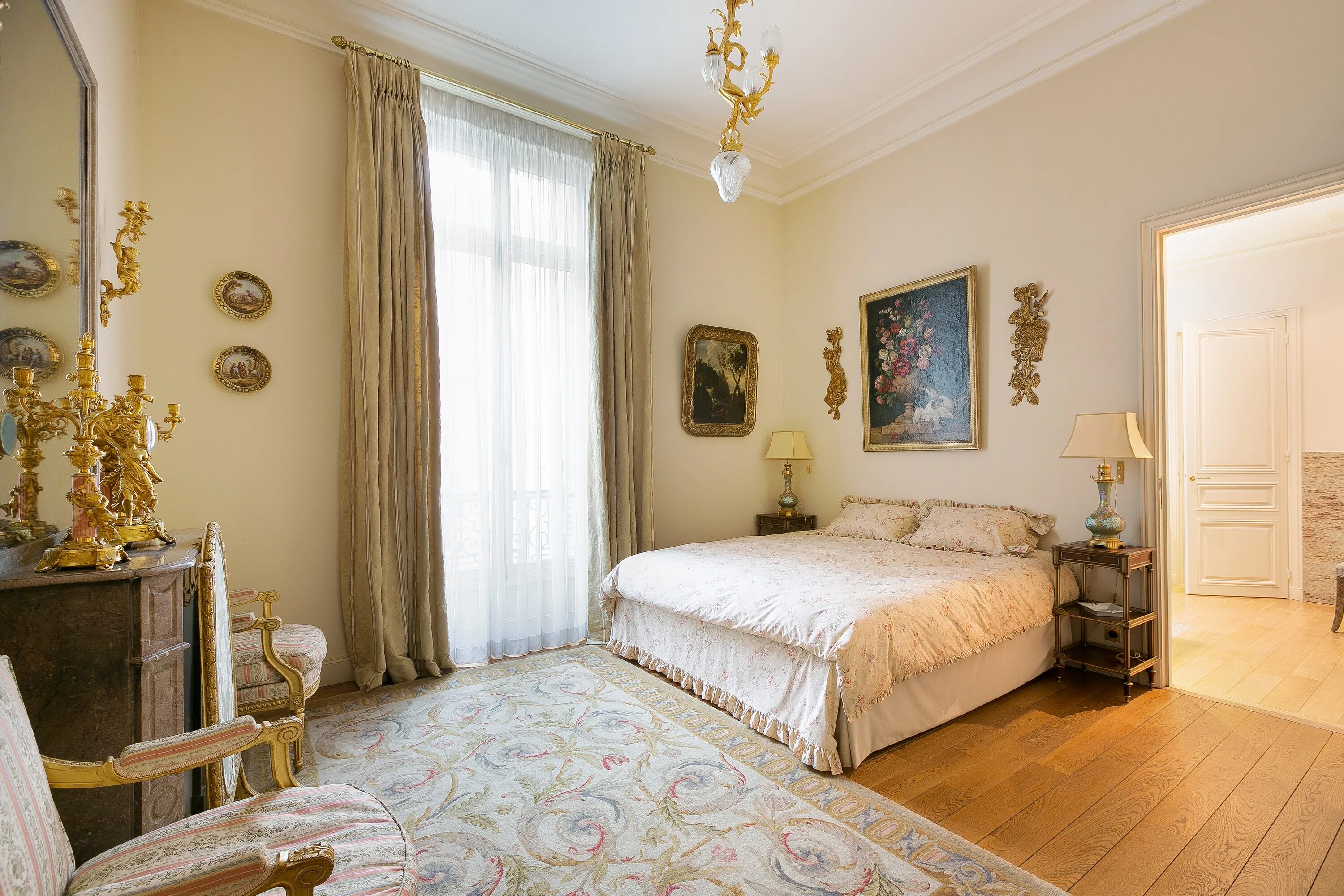 штора цвет "бежевый". золотистые шторы в спальню. шторы к золотистым обоям. золотой цвет в интерьере. классический стиль в интерьере.