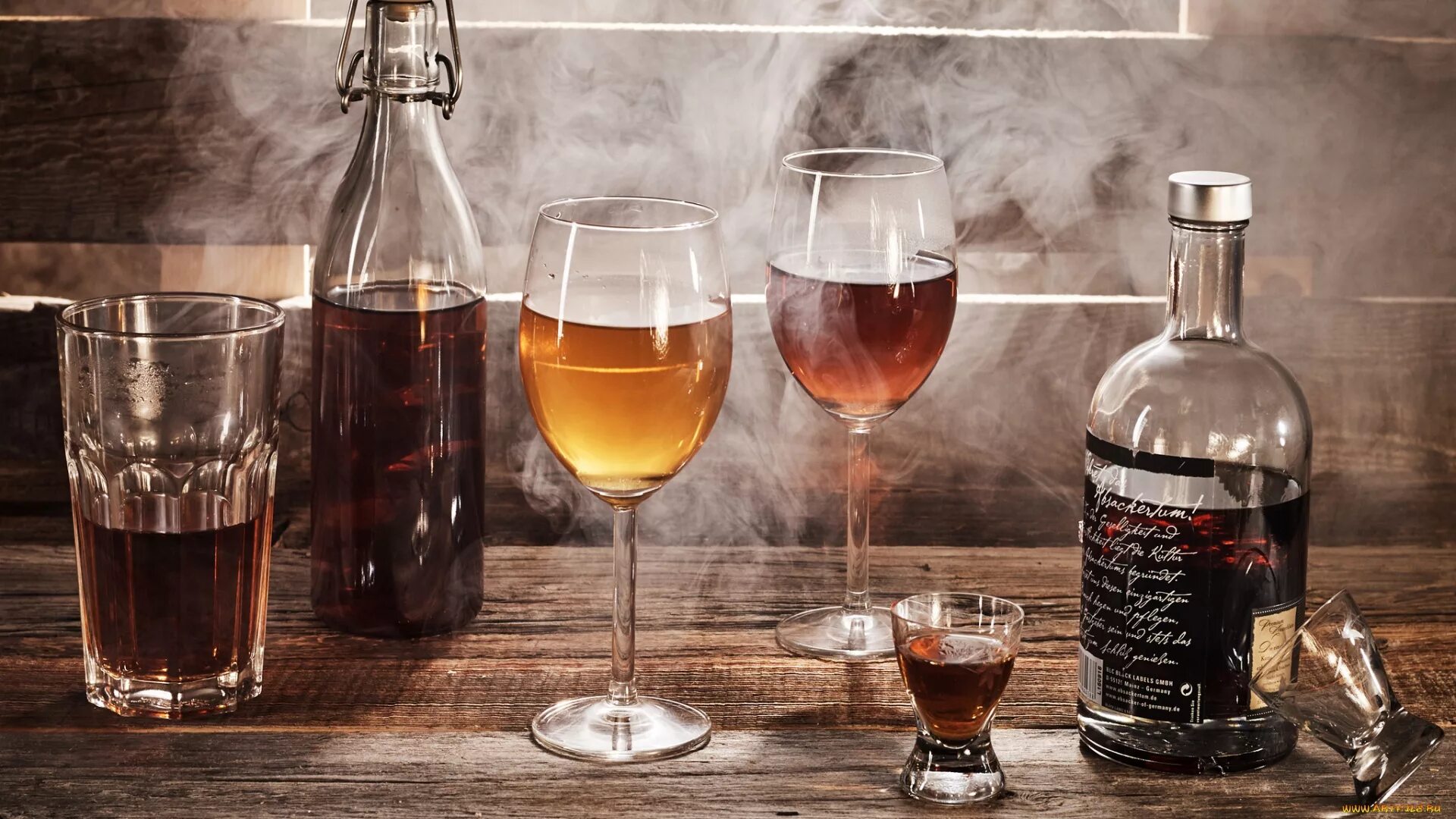 Человек выпивает. Алкоголь картинки. Лавров виски. Женщина и алкоголь. Мужчина с бокалом.