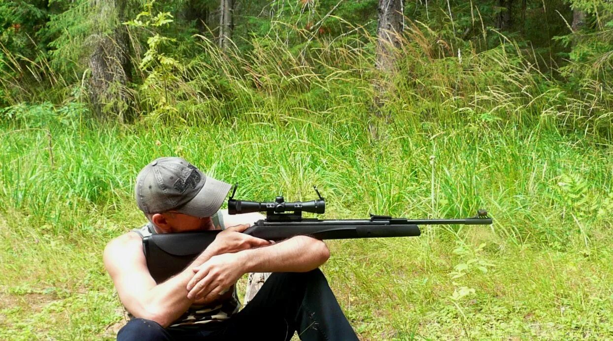 Поза для стрельбы. Стойка для стрельбы с колена. Позы для снайперской стрельбы. Стойка для стрельбы из винтовки. Стрелок с винтовкой.