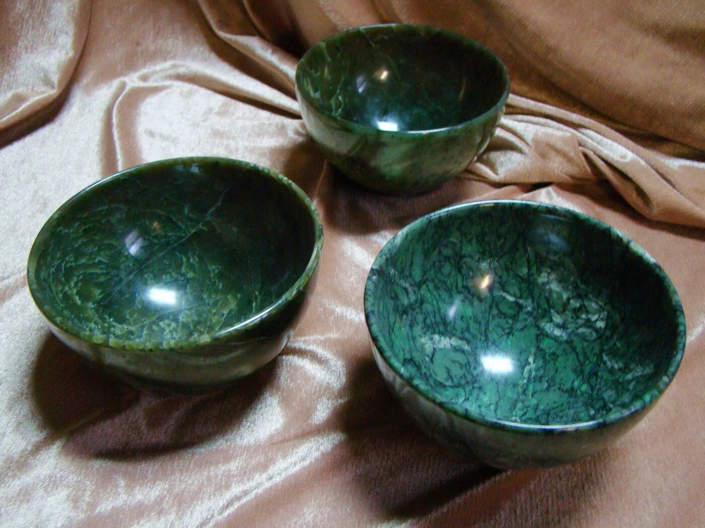 Жадеит империал. Нефрит галтованный. Окатыш нефрита 20 кг. Нефрит в покоях карпа. Белый нефрит окатыш бурятия.