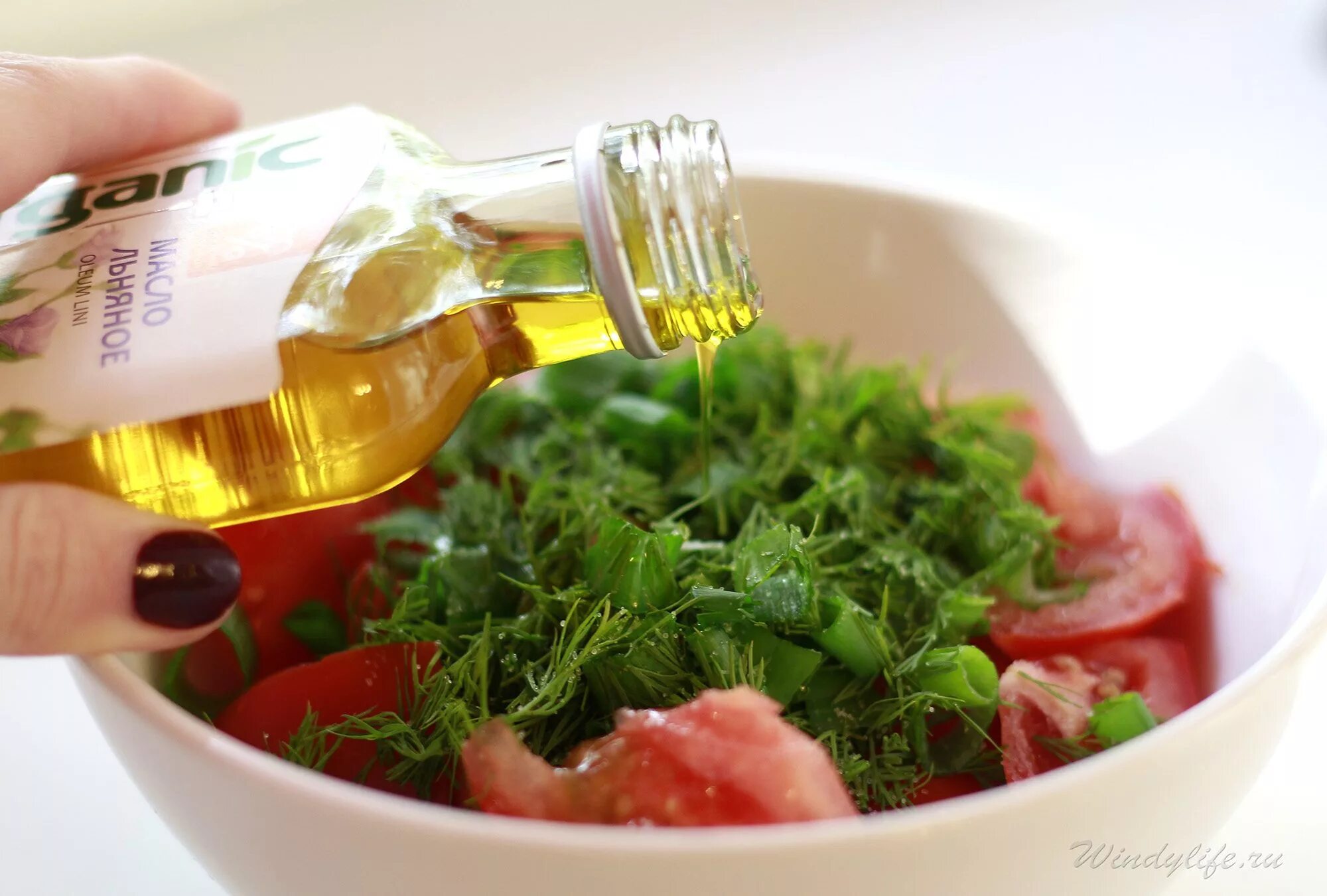 Салат с маслом. Салат с маслом растительным. Льняное масло в салат. Салат заправленный маслом.