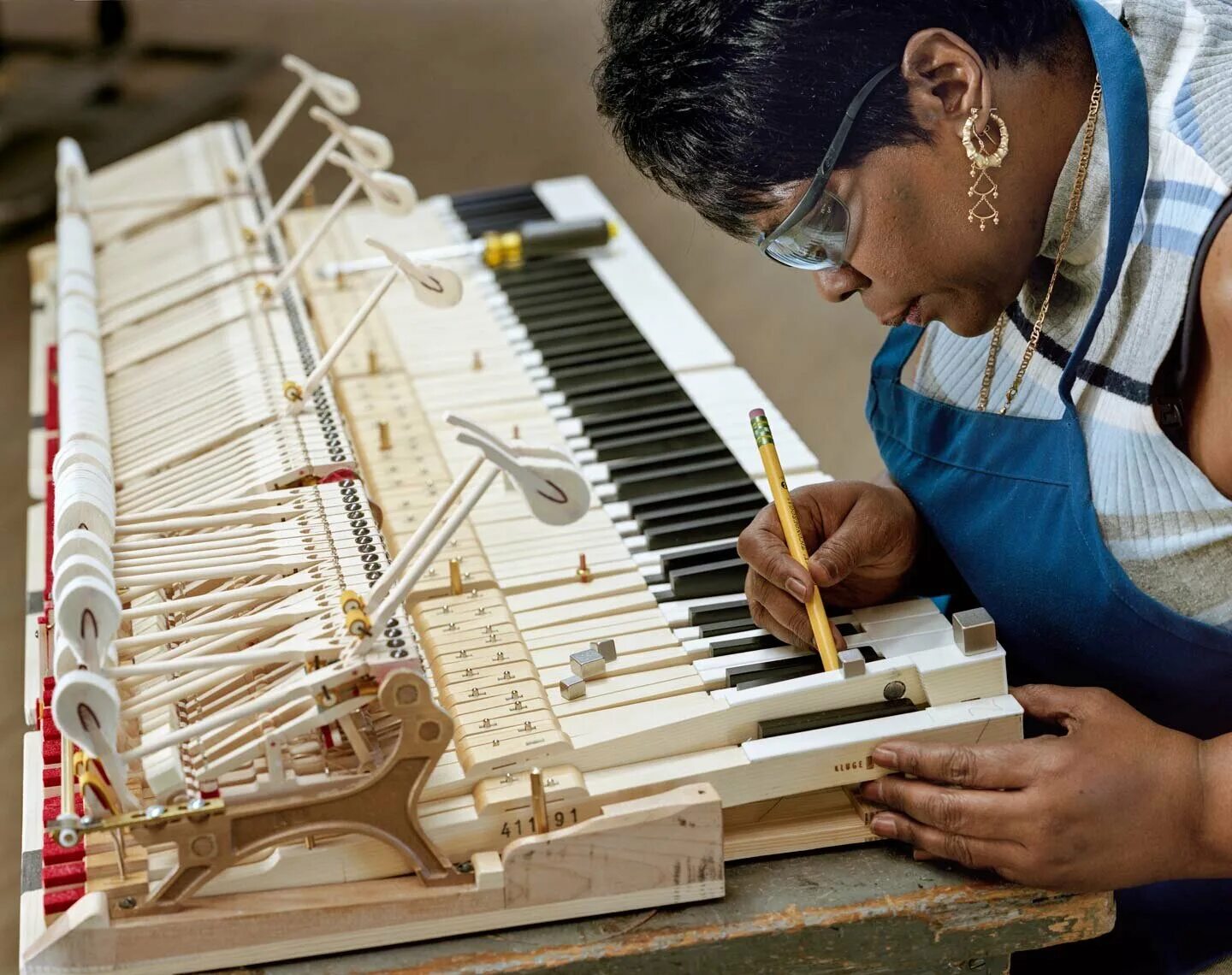 Муз фабрика. Пианино (фабрика пианино им. п. и. Чайковского). Фабрика роялей Steinway Нью Йорк. Необычные музыкальные инструменты. Мастер по изготовлению музыкальных инструментов.