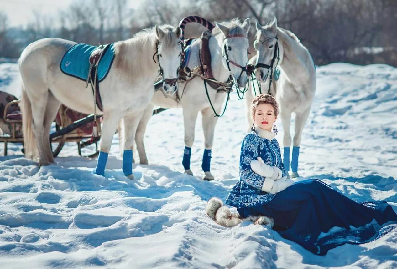 Тройка девочка. Фотосессия детей с лошадьми зимой. Катание на лошадях. Зимняя фотосессия с лошадью. Фотосессия с лошадью в санях.